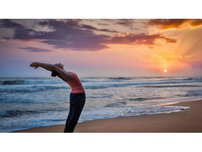 Chào mặt trời và Chào mặt trăng khác nhau như thế nào trong yoga